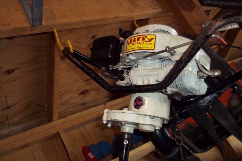 lot 141 image: Jiffy Gas ice auger with extra auger 8