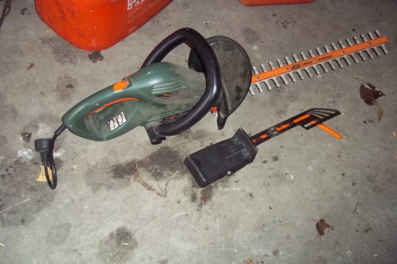 lot 142 image: Hedge Trimmer with saw attachment