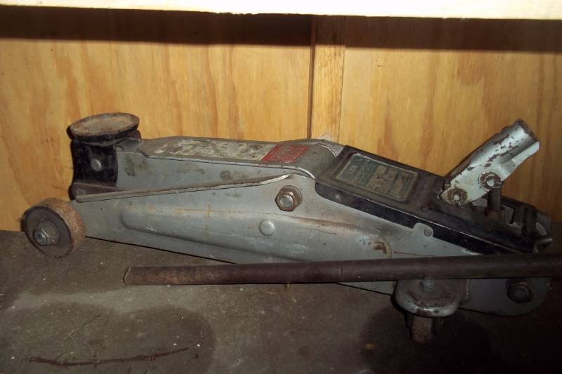 lot 150 image: Floor jack 2 ton