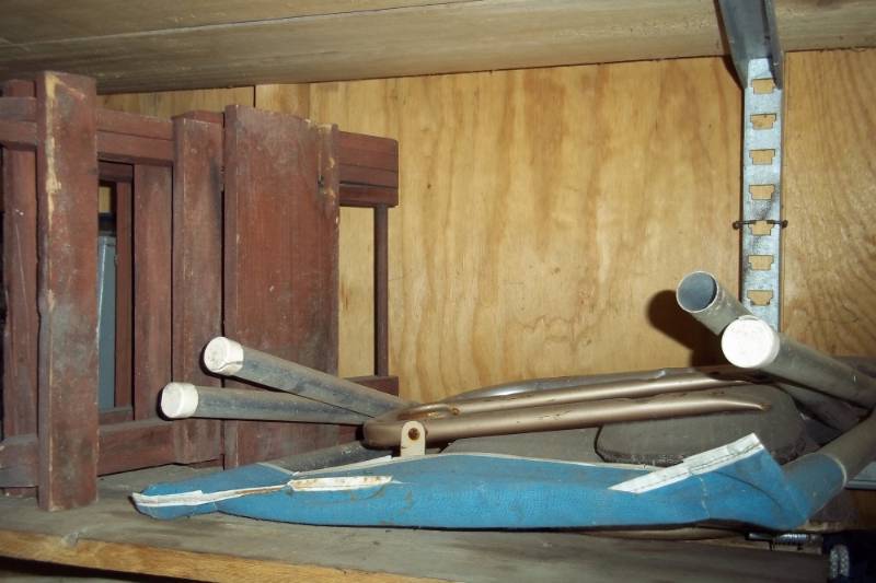 lot 153 image: Boat seat and 3 folding stools