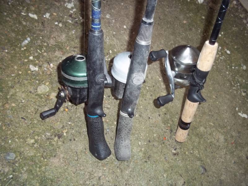 lot 199 image: Lot of 3 fishing rods and reels