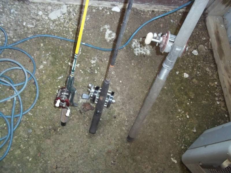 lot 200 image: Lot of 3 fishing rods and reels