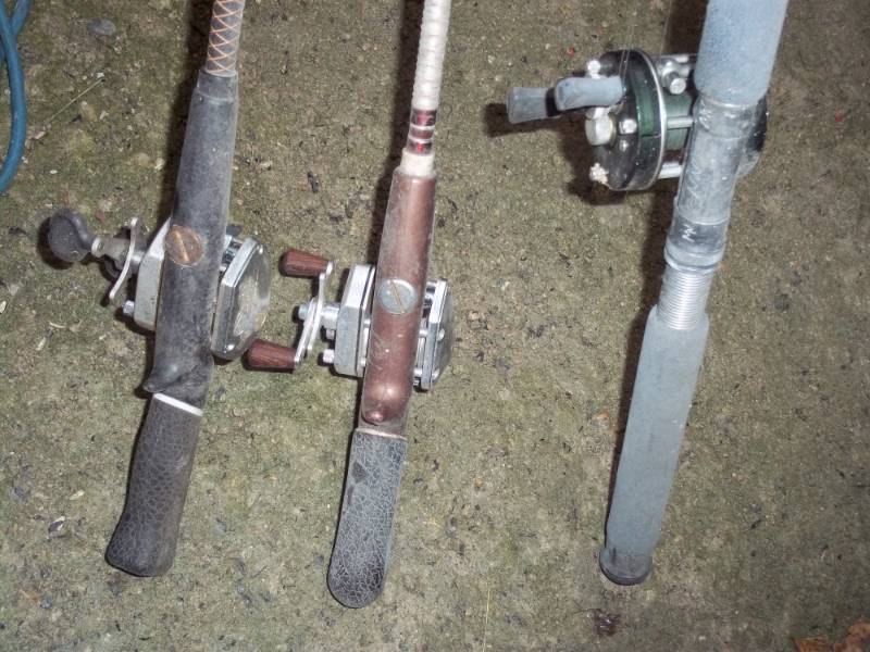 lot 201 image: Lot of 3 fishing rods and reels