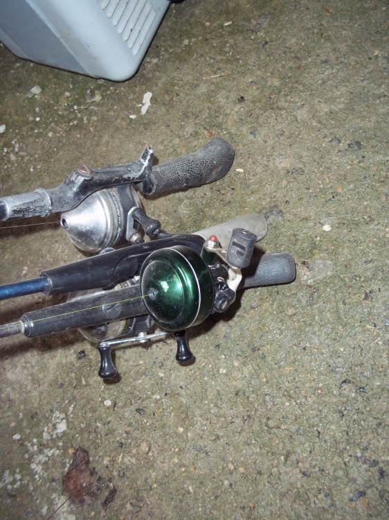 lot 202 image: Lot of 3 fishing rods and reels