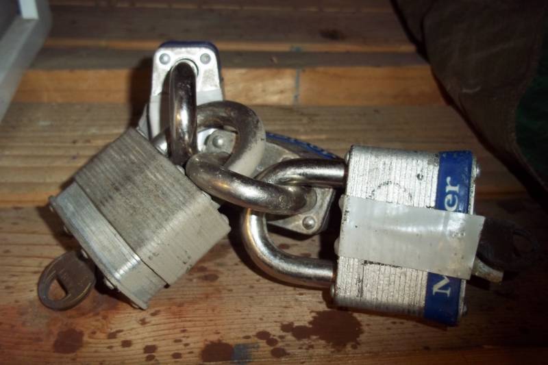 lot 218 image: Set of 4 paddle locks