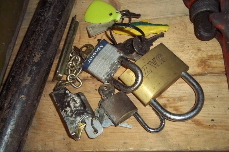 lot 219 image: Set of 4 paddle locks