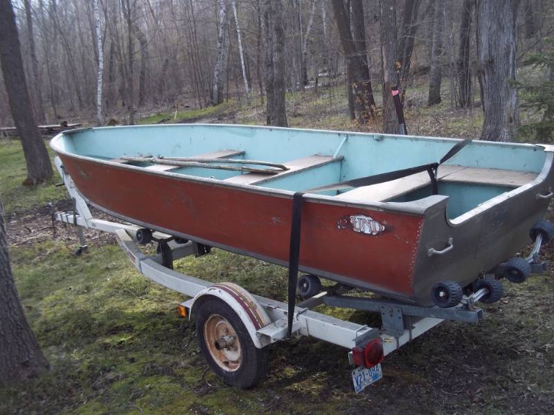 lot 1 image: 15 Lund Boat  and 1986 Yardman Boat Trailer