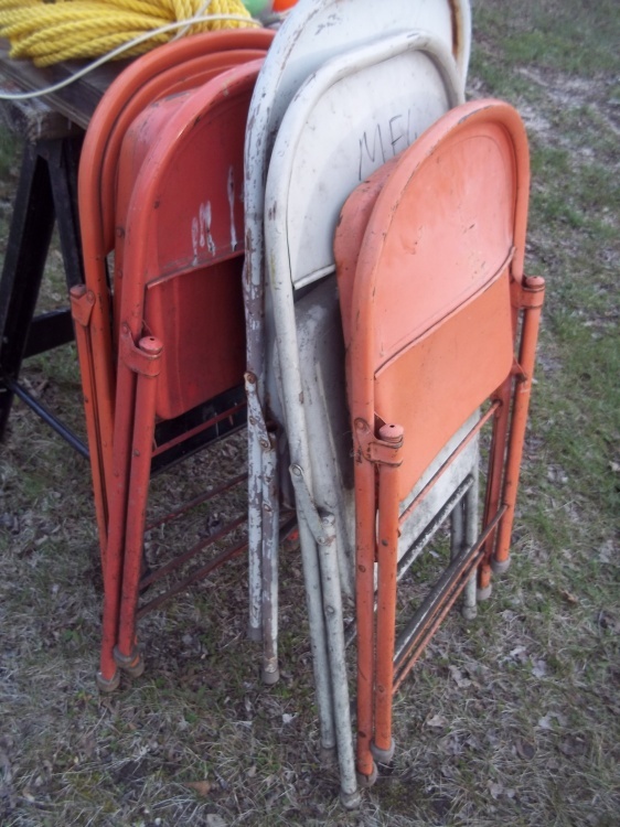 lot 228 image: Lot of 5 metal folding chairs