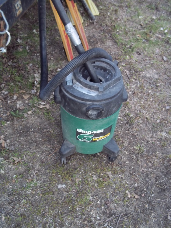 lot 229 image: 6 gal green shop vac