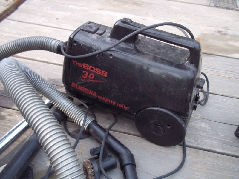 lot 251 image: Eureka Mighty Mite Vac with attachments