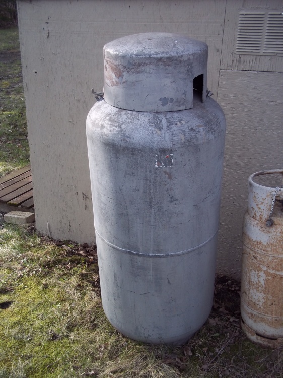 lot 253 image: Large Propane tank