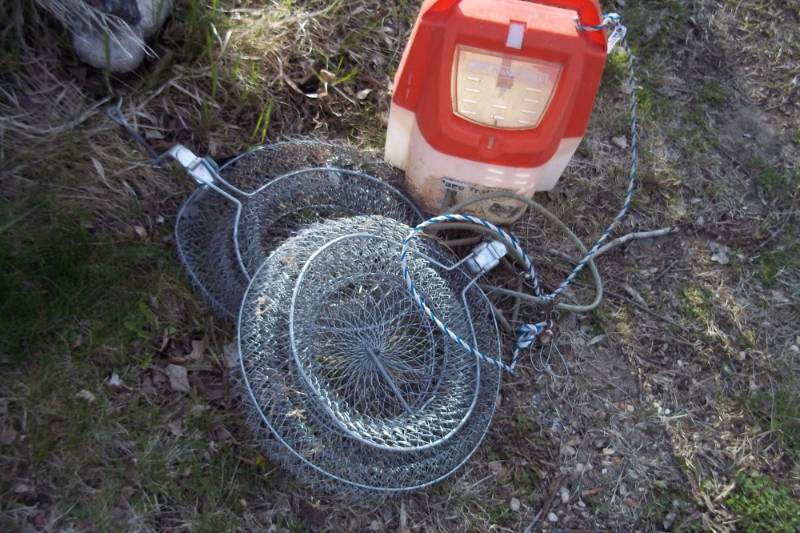 lot 265 image: Pair of wire fish baskets and minnow bucket