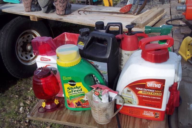 lot 276 image: Lot of yard pest and weed control products