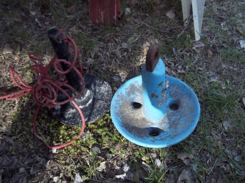 lot 278 image: Lot of 2 boat anchors black and blue