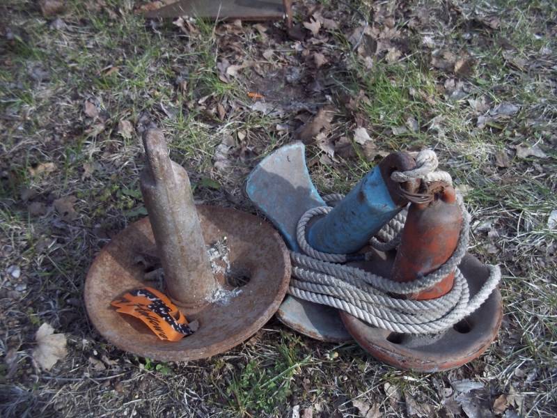 lot 282 image: Lot of 3 boat anchors 2 orange 1 blue