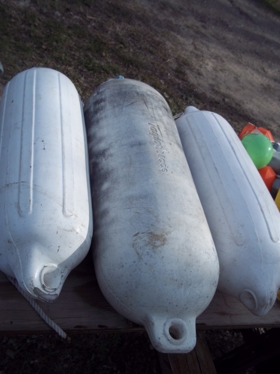 lot 285 image: Lot of boat bumpers