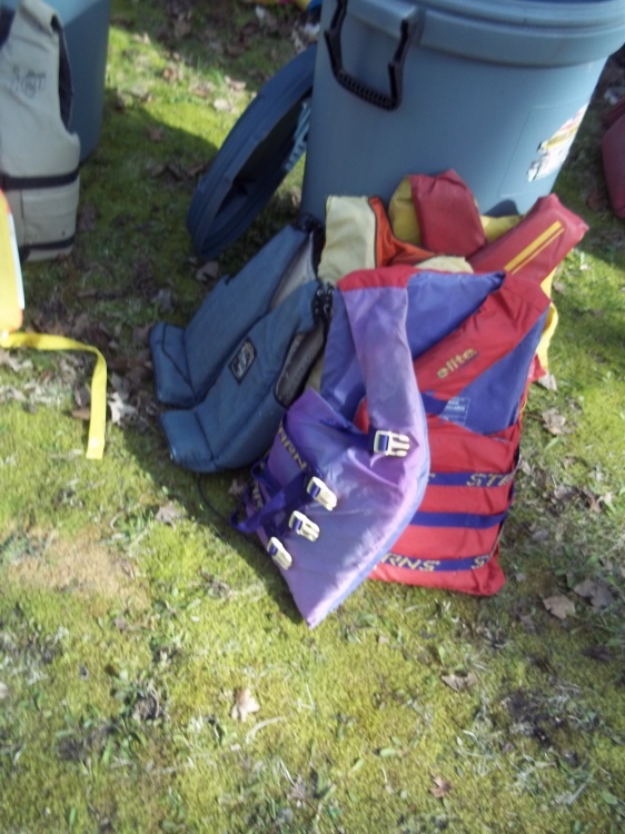 lot 292 image: Lot of 4 life jackets with garbage can with cover