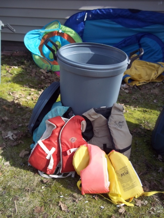 lot 293 image: Lot of 4 life jackets with garbage can with cover