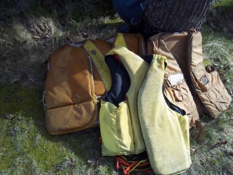 lot 295 image: Lot of 4 tan adult life jackets