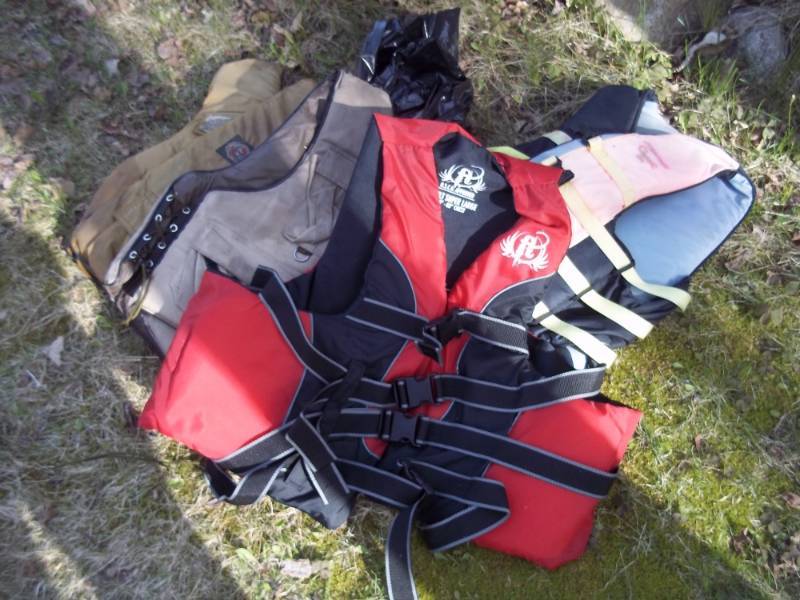 lot 296 image: Lot of 4 red, tan, blue life jackets