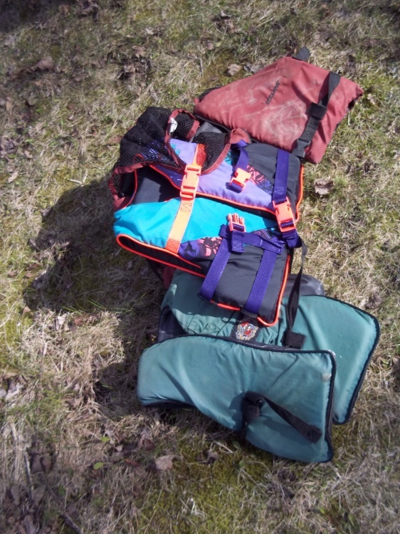 lot 297 image: Lot of 3 youth life jackets