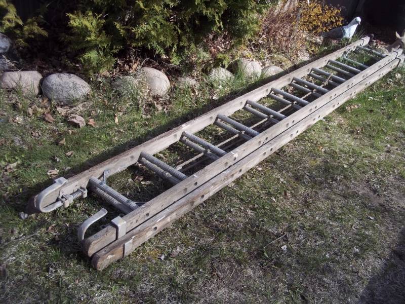 lot 299 image: 24 Wood extension ladder