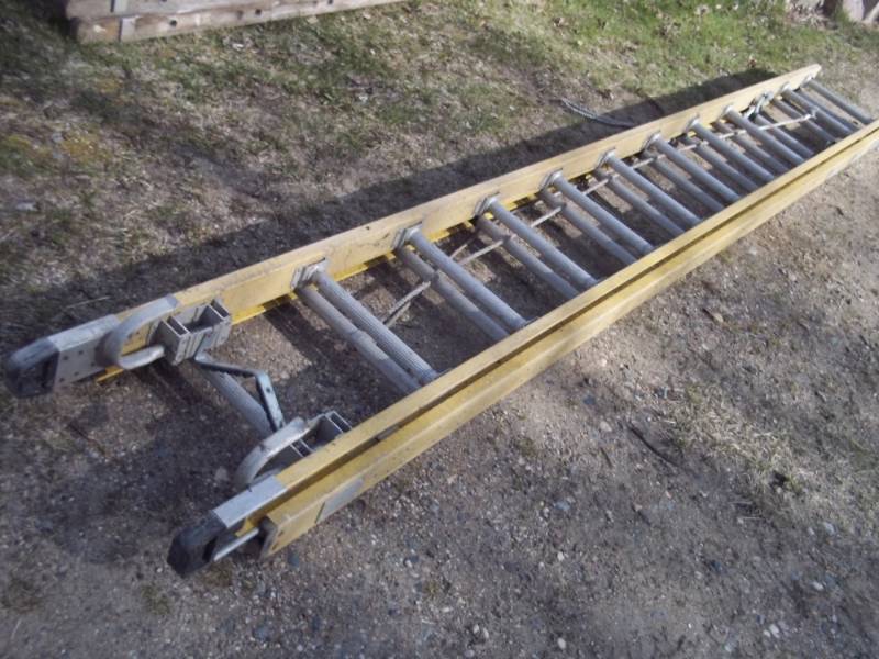 lot 300 image: 24 Fiberglas extension ladder