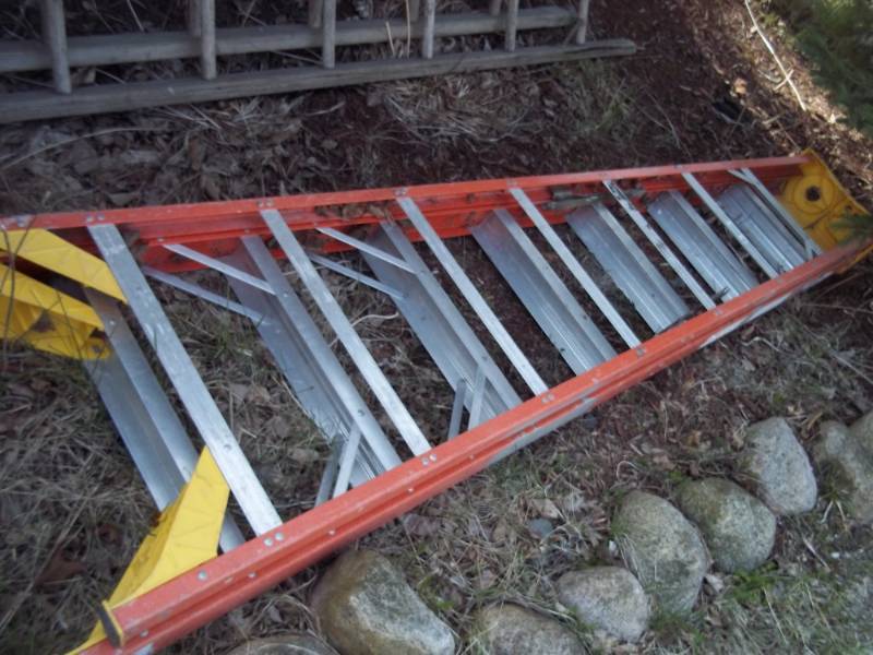lot 302 image: Fiberglas warner 8 step ladder
