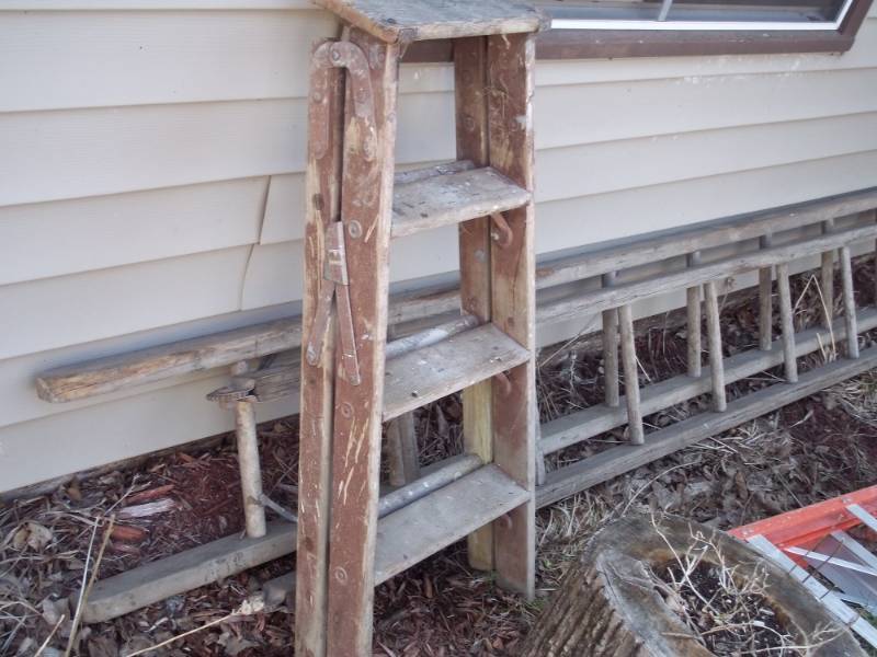 lot 303 image: Lot of 3 assorted wood ladders  2 8 and 3 12  step