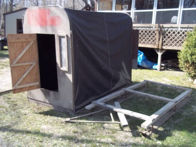lot 309 image: Portable fish house with skid 4 x 8