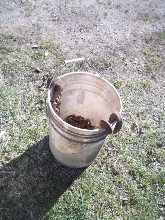 lot 314 image: 5 gallon pail with log chain