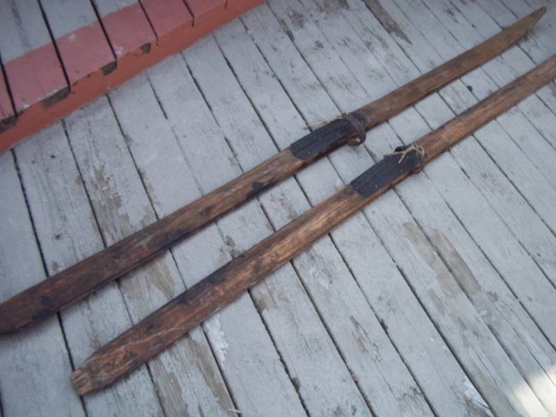 lot 320 image: Pair of Vintage wood snow skis 102 long  Consignor states made in New York Mills