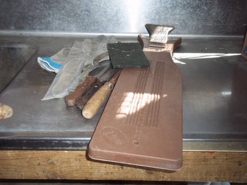 lot 337 image: Fish cleaning set includes knives, scalers, cleaning board, etc