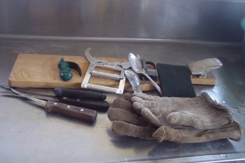 lot 339 image: Fish cleaning set includes knives, scalers, cleaning board, etc