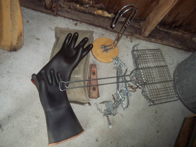 lot 348 image: Heavy Duty rubber gloves, grill basket, fish basket holders, etc