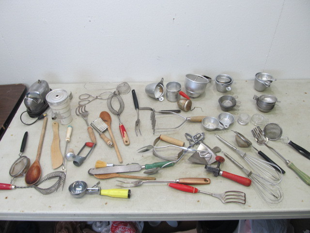 lot 23 image: Large Lot of Vintage Kitchen Items