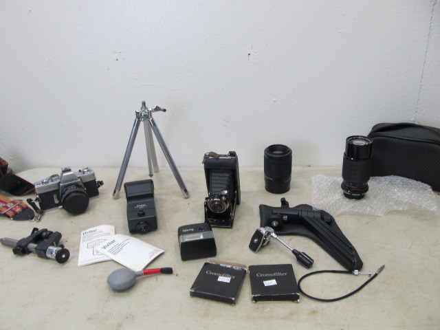 lot 24 image: Lot of Vintage Cameras Zoom Lenses & Accessories