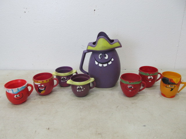 lot 25 image: Lot of Vintage Pilsbury Funny Face Pitcher & Cups