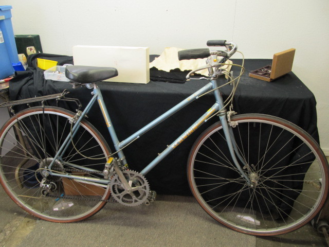 lot 35 image: Vintage Schwinn World Tour Bicycle