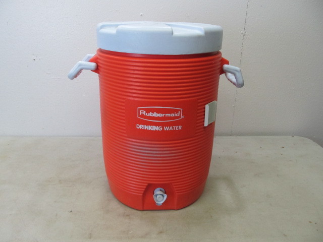 lot 56 image: Rubbermaid Sports Cooler