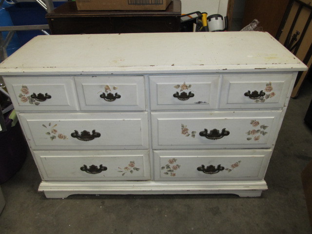 lot 64 image: Vintage 6-Drawer Wood Dresser