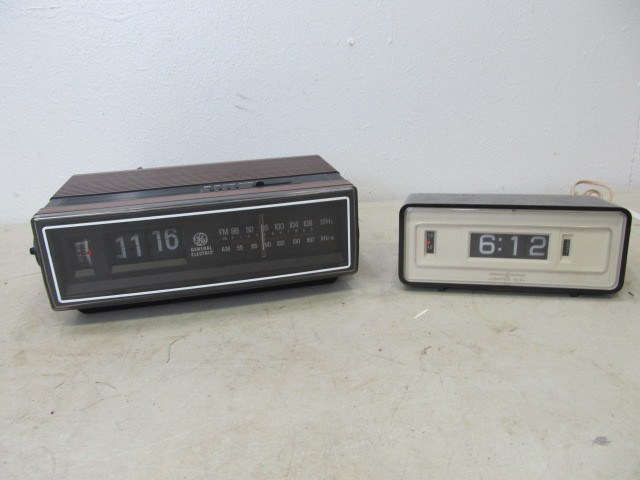 lot 67 image: 2 Vintage GE Flip-Clock Radios