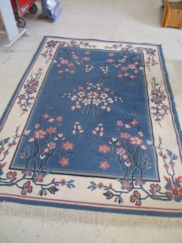 lot 14 image: Fringed Area Rug