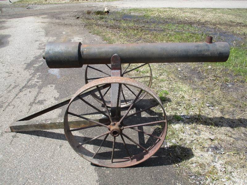 lot 5 image: Cannon Mailbox Stand