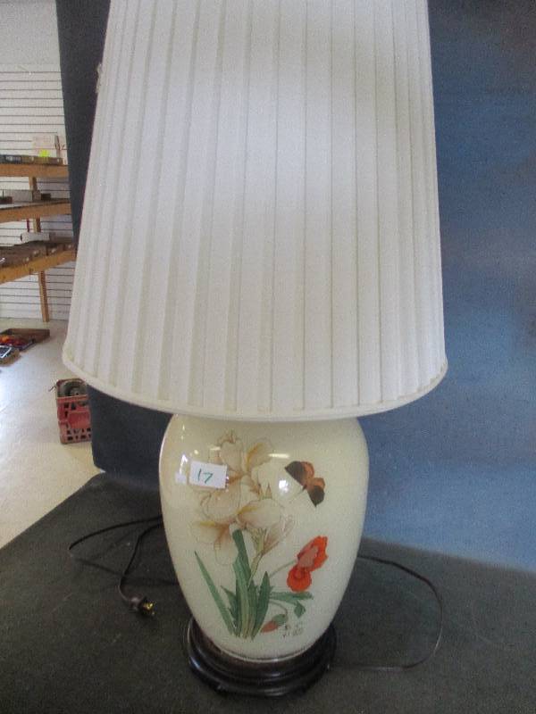 lot 17 image: White GlassTable Lamp