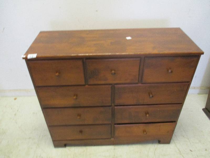 lot 19 image: Dresser