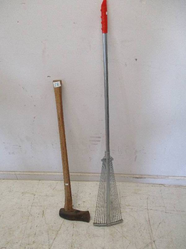 lot 38 image: Splitting Maul and Retractable Rake