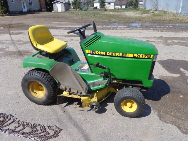 lot 2 image: John Deere Lawn Tractor