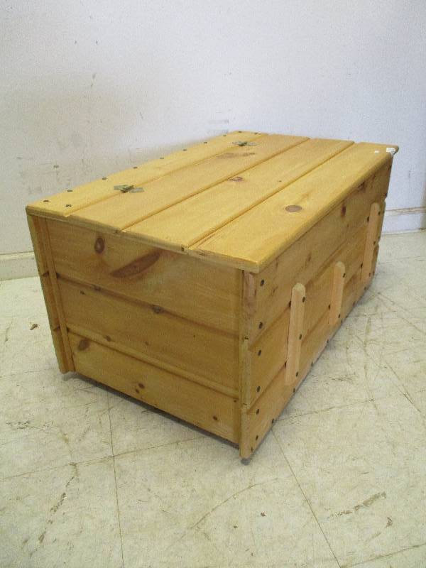 lot 92 image: Wood Chest