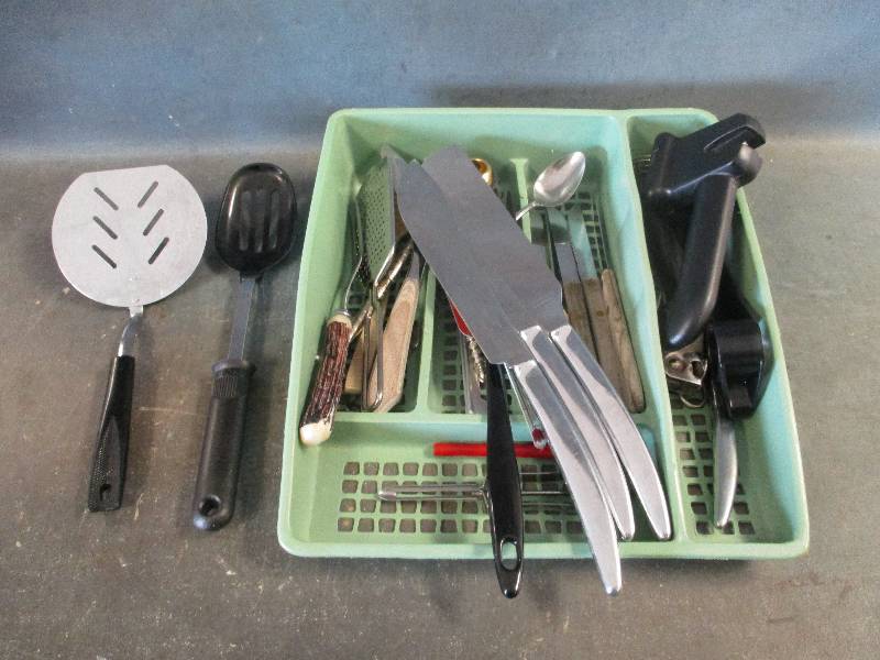 lot 99 image: Kitchen Utinsuls